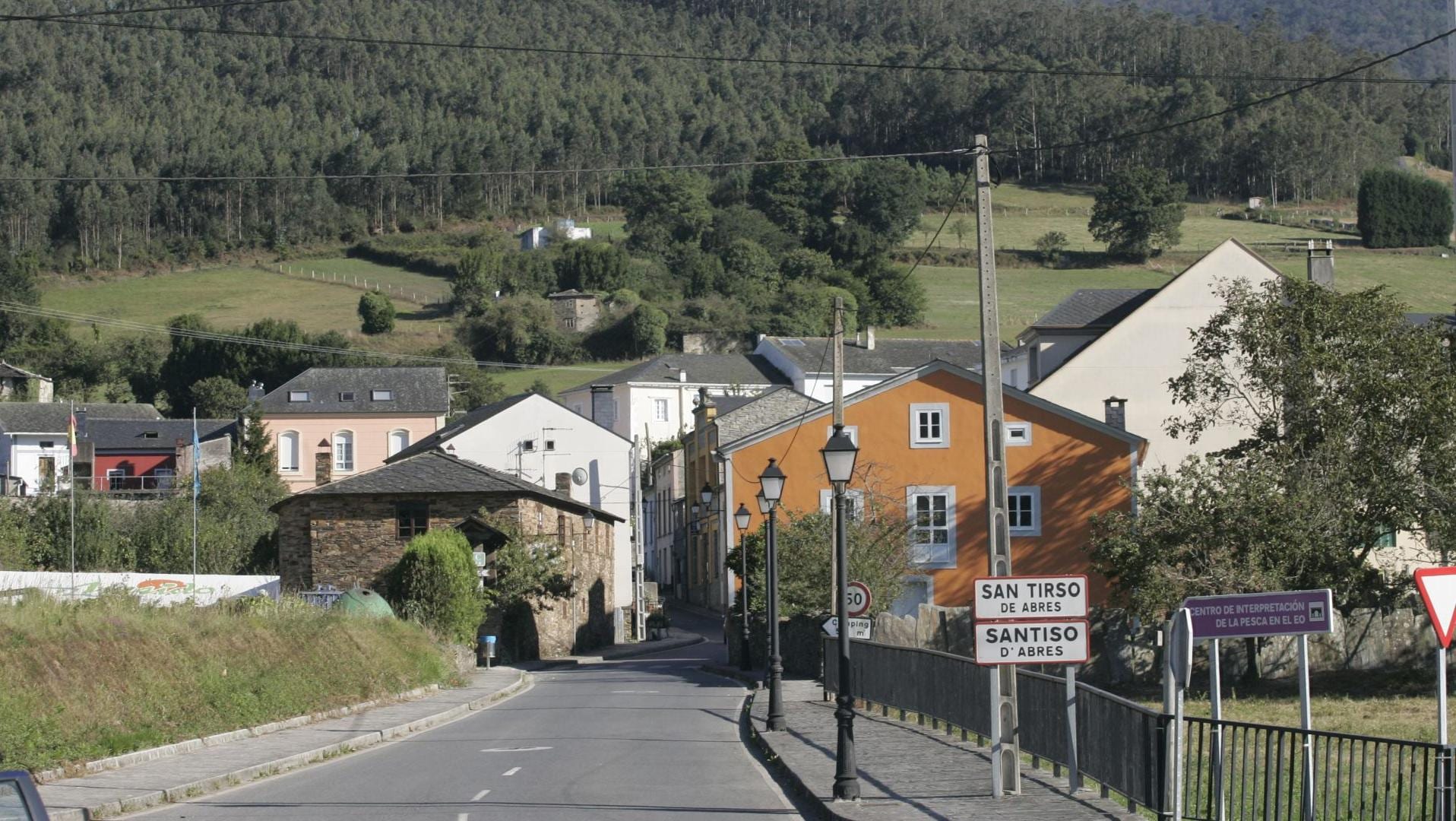 Testigos del fatal accidente en San Tirso de Abres: «El impacto fue tremendo. Creímos que era una bomba»