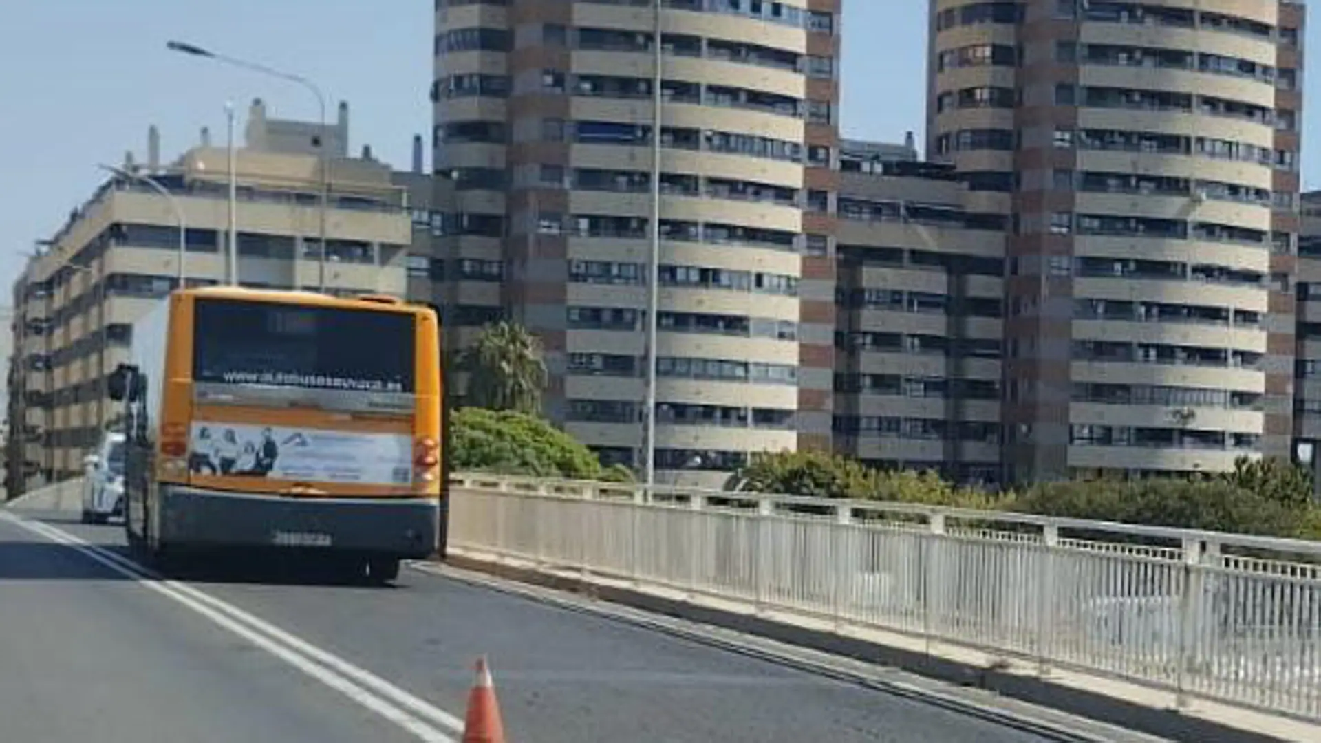 Muere un ciclista de 20 años al ser arrollado por un autobús en el puente de La Torre de Valencia