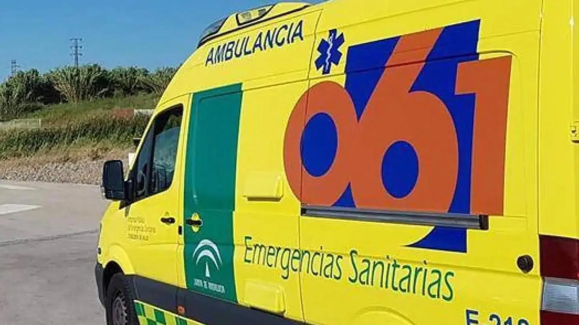 Sucesos Málaga: Fallece un motorista de 52 años al chocar con un quitamiedos y salirse de la vía en Estepona en la A-7