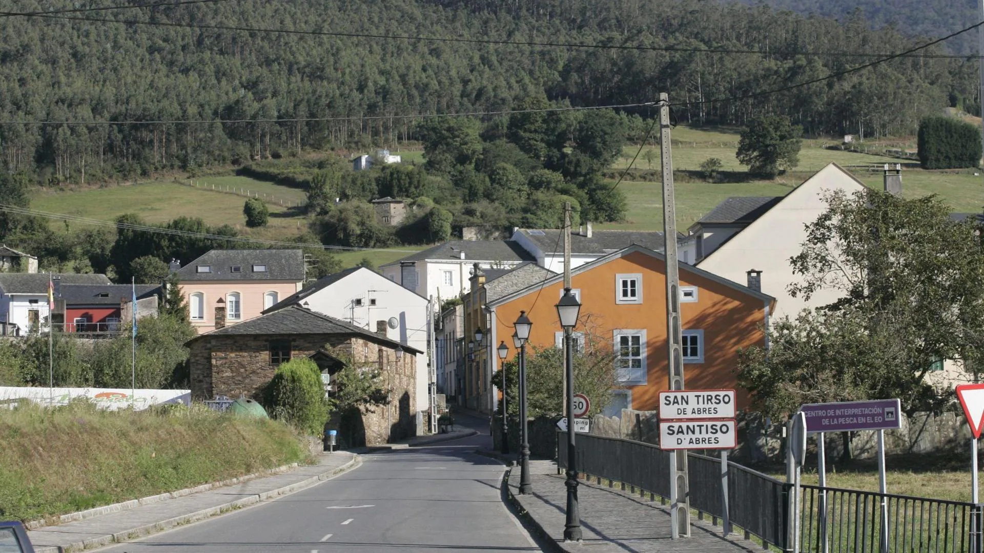 Fallecen dos hombres de 39 y 37 años en San Tirso de Abres tras caer con su coche en el río Eo