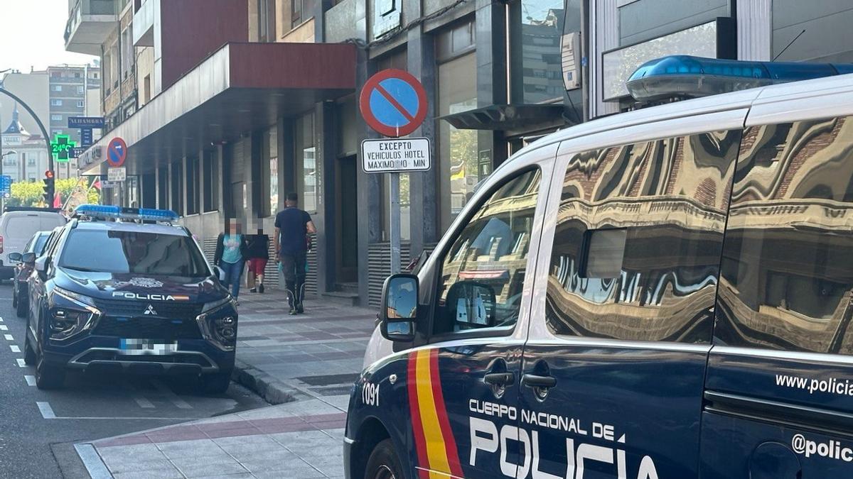 Numerosas patrullas de Policía Nacional esta mañana tras la muerte de dos personas en León.