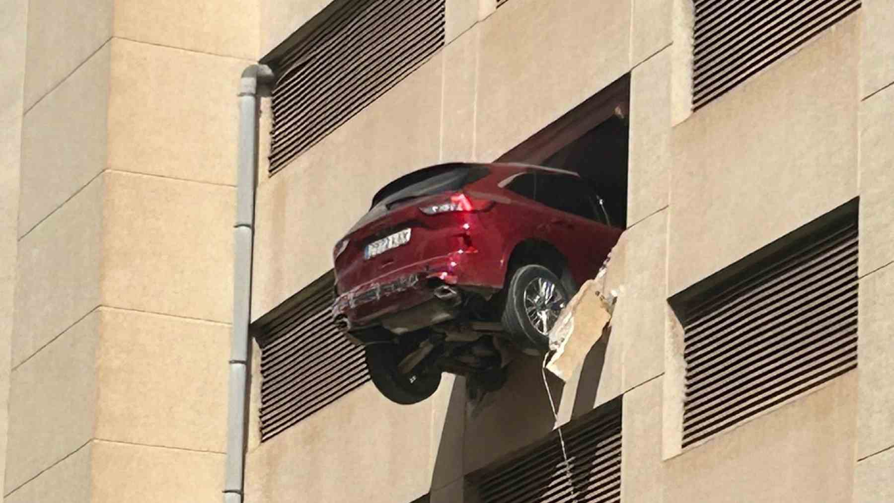Tremendo susto en Ibiza: Un coche queda suspendido en la tercera planta de un edificio de aparcamientos