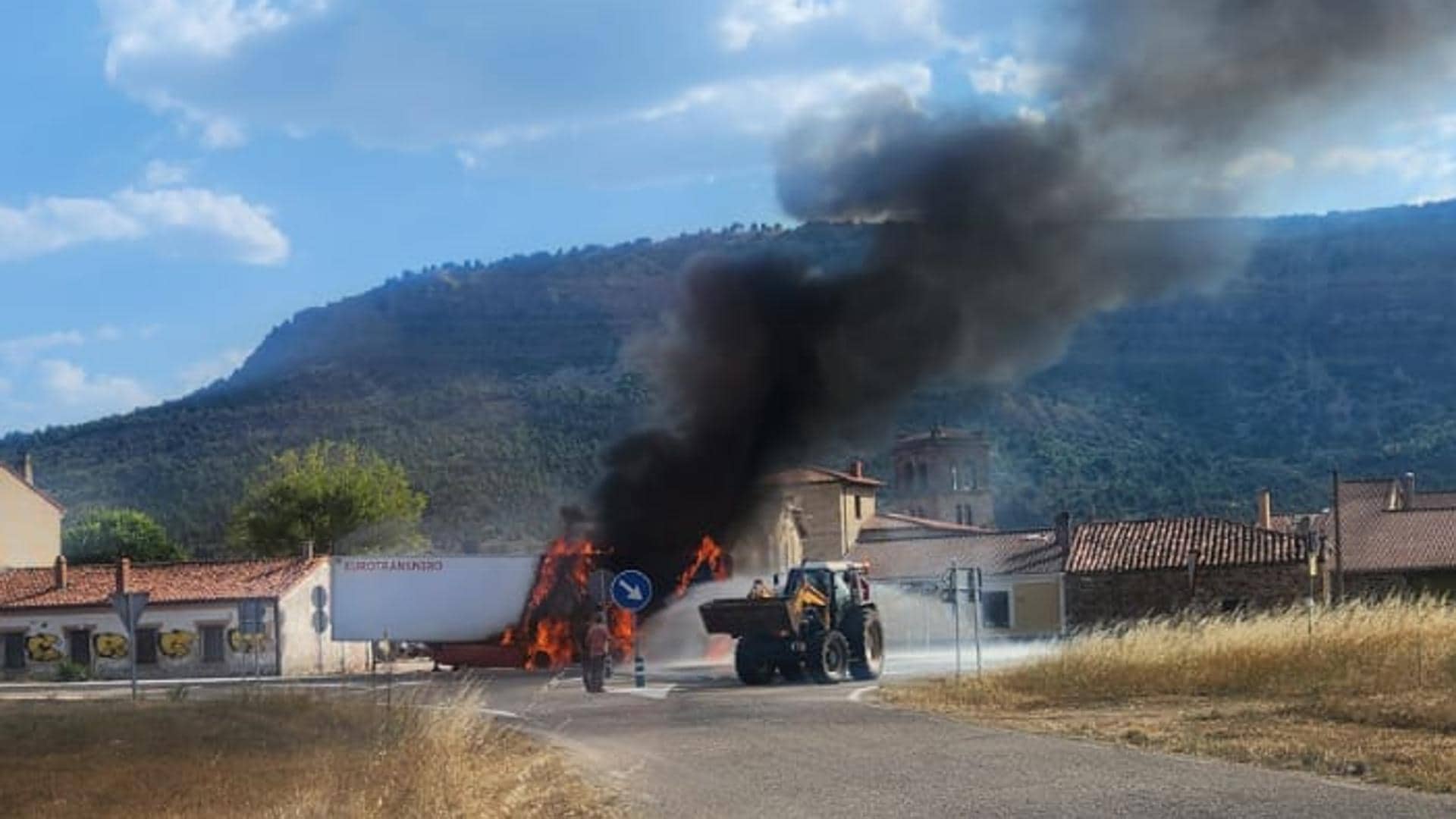 Un camión se incendia en Barbadillo del Mercado y provoca el corte de una carretera sin causar heridos