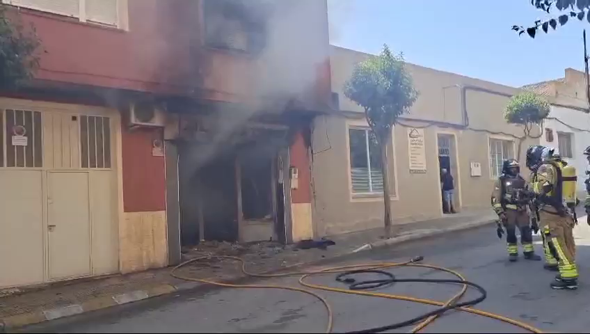 Un incendio en un taller de motos deja una persona herida en Yecla