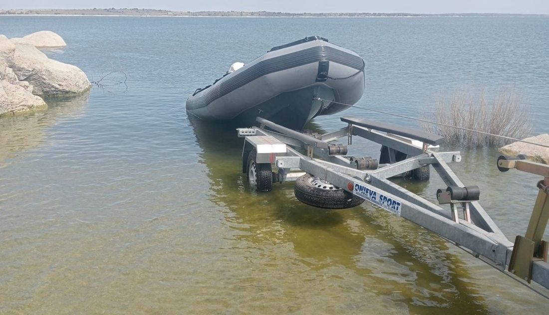 Arrastrada por el agua tras quedarse dormida en una colchoneta en el embalse: así ha sido el rescate