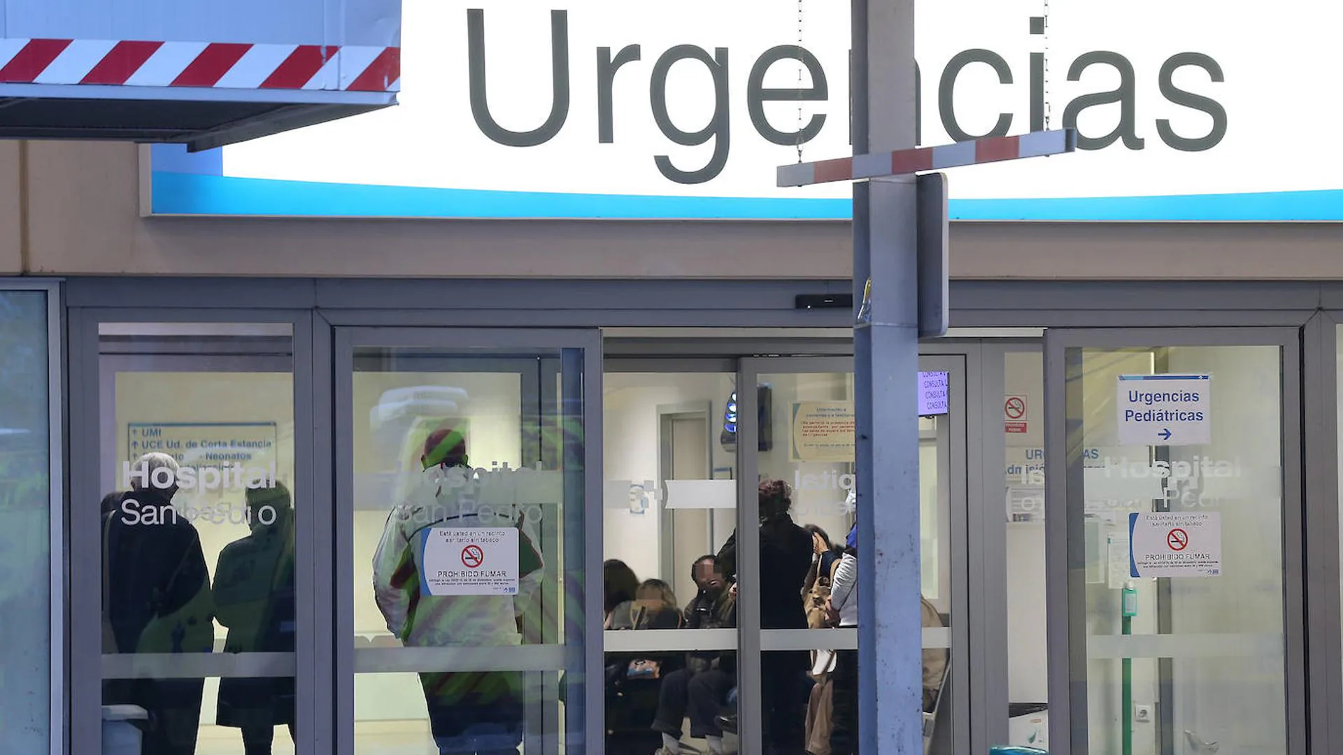 Jueves de sustos: un autobús empotrado, colisiones, un vuelco y una avioneta accidentada