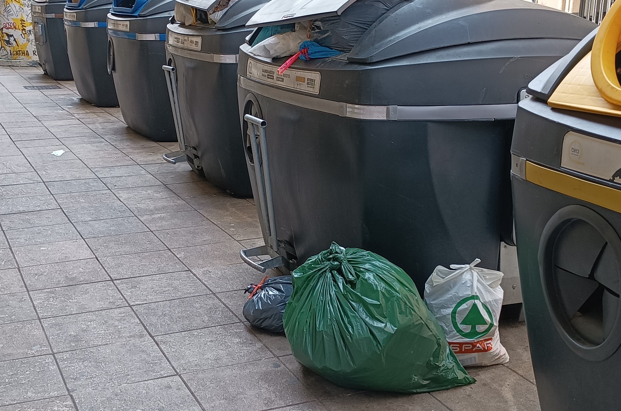 Trasladan contenedores en Fueros: No vacían y suelo asqueroso