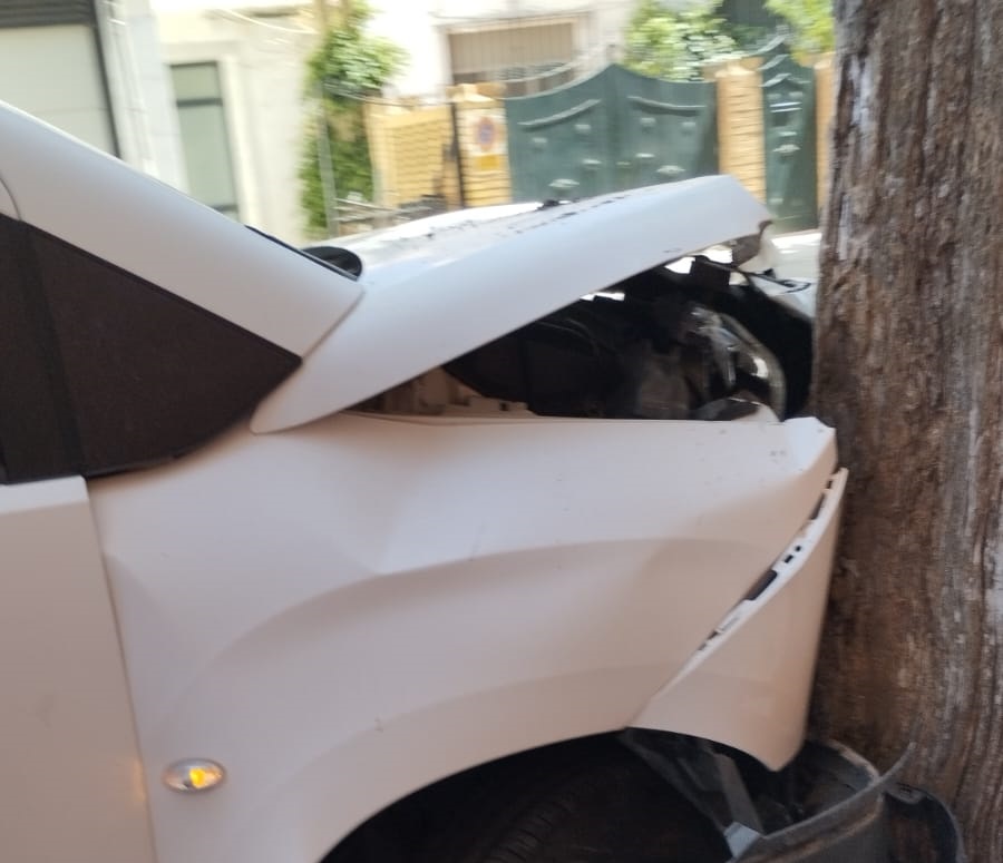Se empotra un coche contra un árbol en pleno centro de Punta Umbría