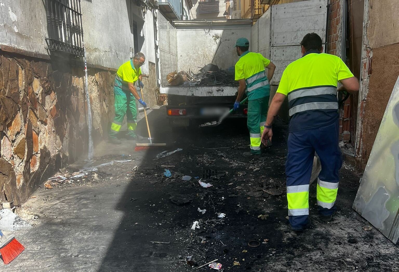 La calle Hervás recupera poco a poco la normalidad tras el incendio