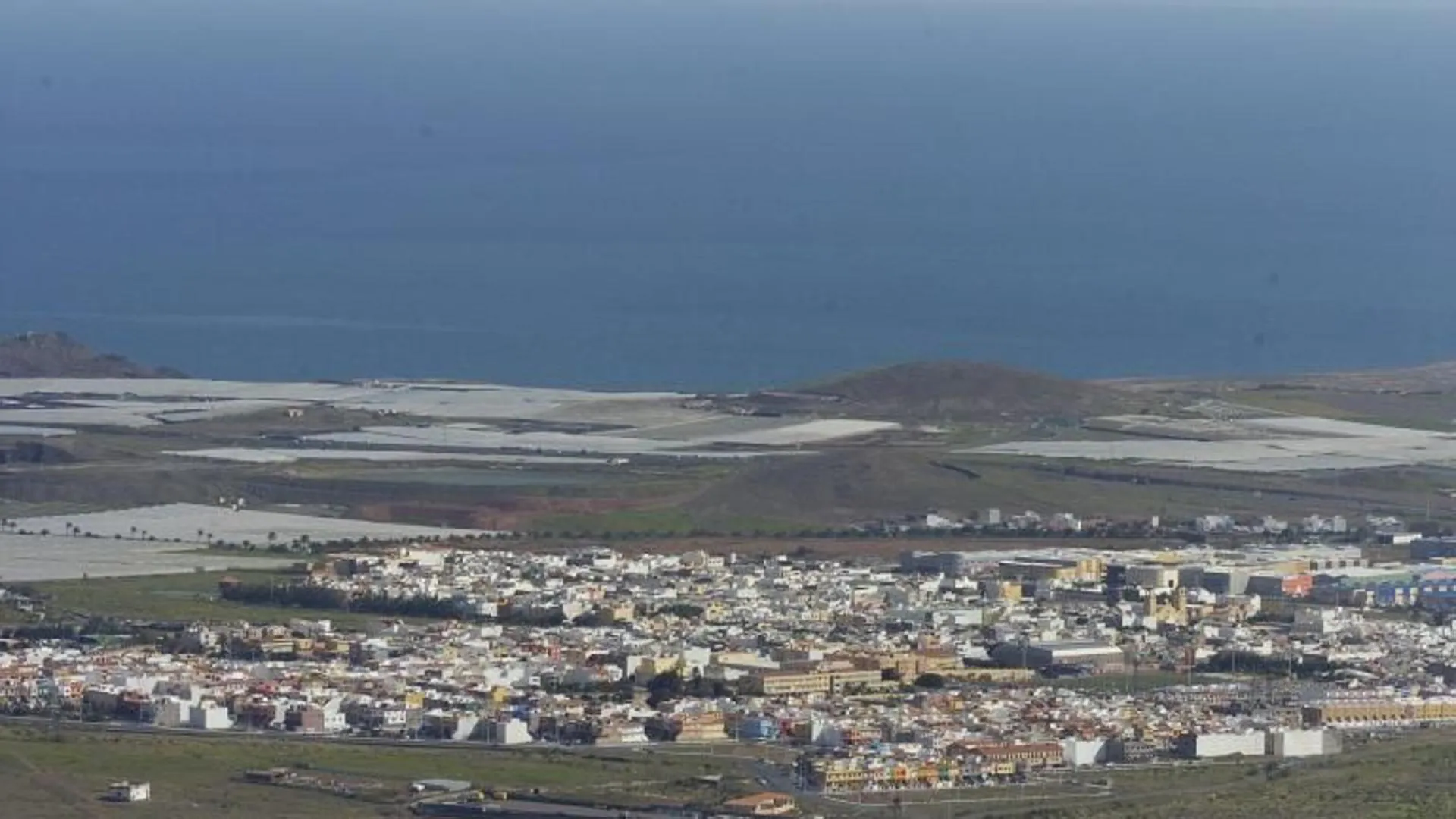 Velero queda varado fuera del agua en la costa de Agüimes, Gran Canaria, mientras sus tripulantes son asistidos por los servicios de emergencia