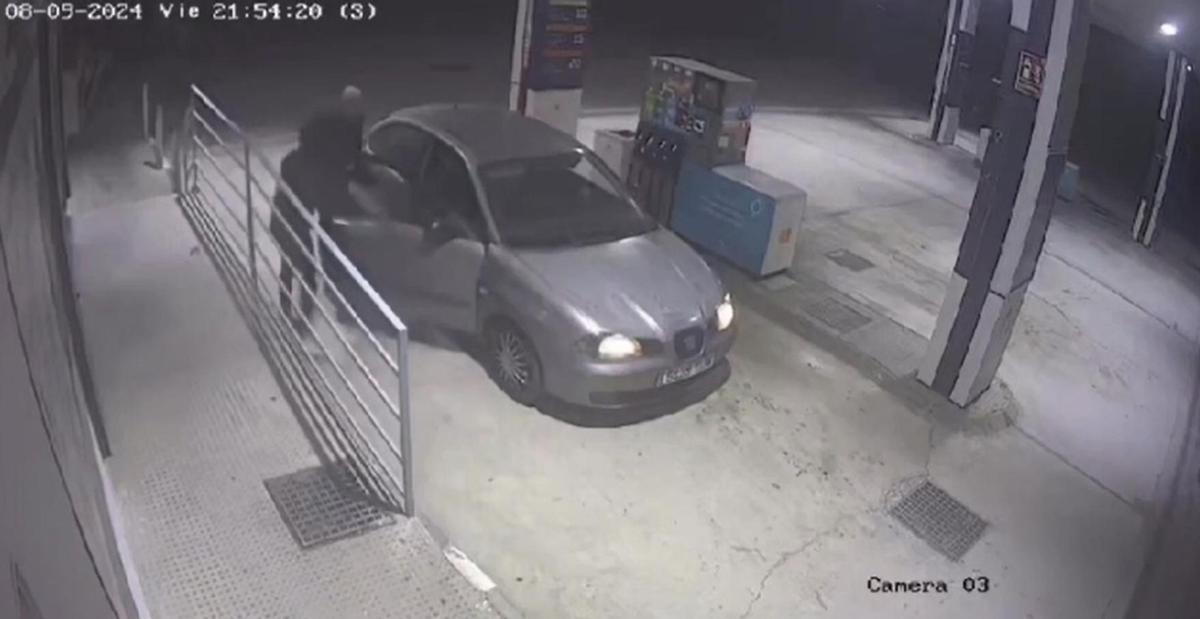 Vídeo: Atraco en gasolinera de Lorca (Murcia): Delincuentes se apoderan de la caja registradora