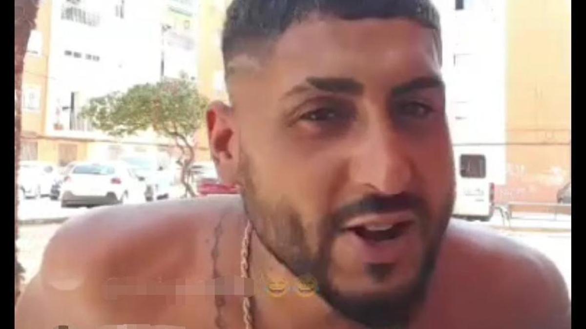 A prisión tras ser detenido cuando se jactaba en directo en redes de la policía