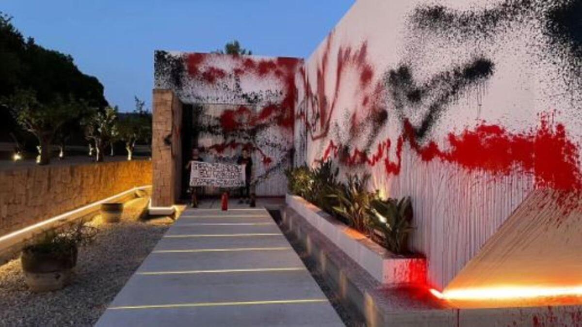 Activistas de Futuro Vegetal pintarrajean toda la fachada de la casa de Messi en Ibiza