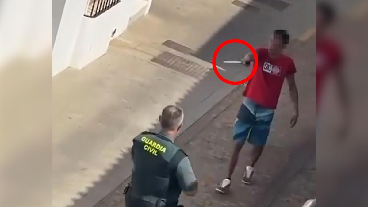 Vídeo: Hombre armado amenaza con decapitar a sus padres en Badajoz: logran negociar su rendición.
