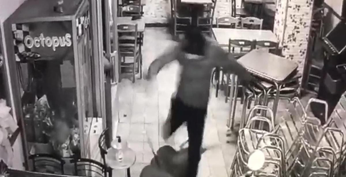 Vídeo: La Policía busca a responsables de violento ataque en bar de Zaragoza; solicita colaboración