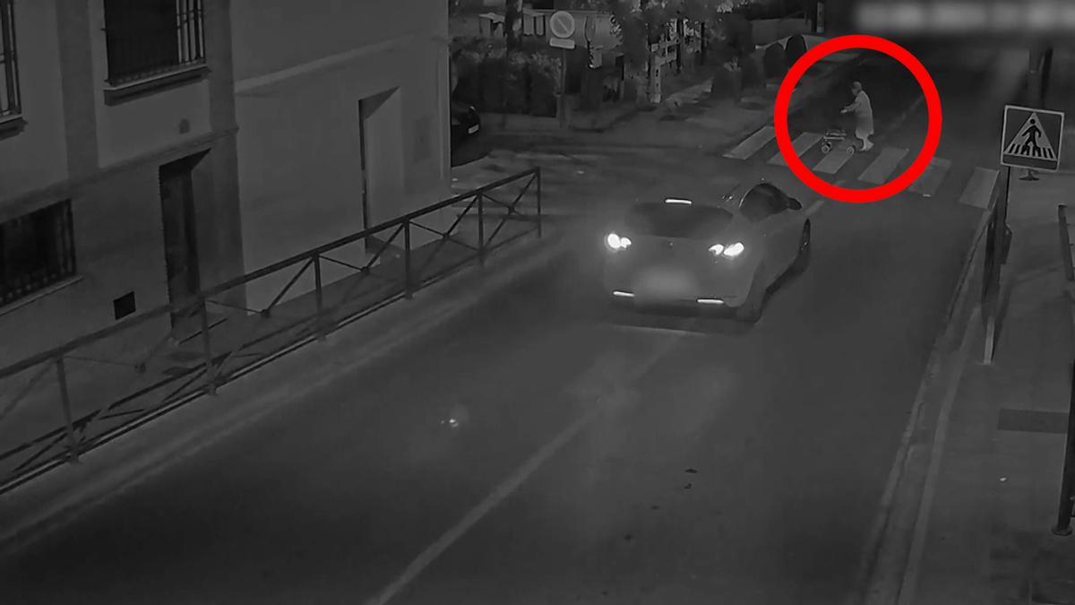 Un conductor atropella a una anciana que cruzaba con su andador y se da a la fuga en Granada