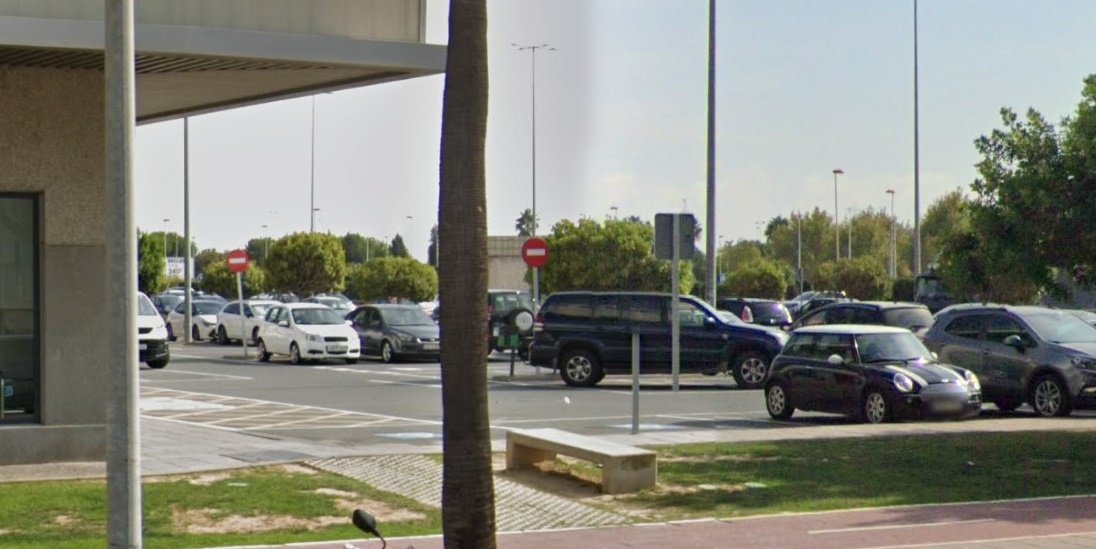 Violento asalto a una mujer en los aparcamientos de un supermercado: Amenazada con un cuchillo y robada a plena luz del día