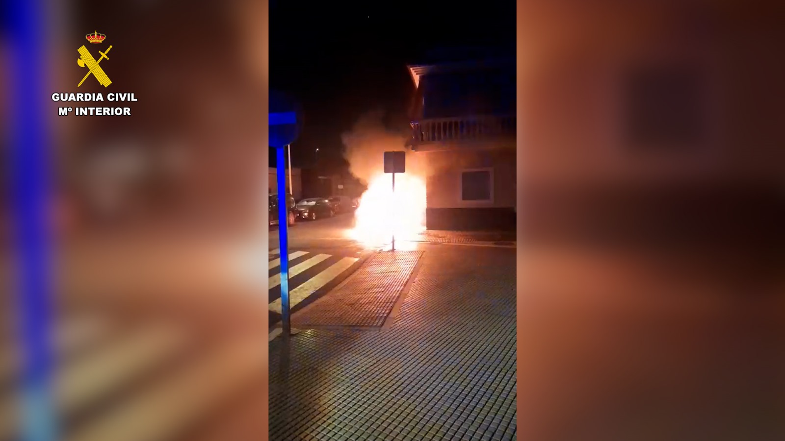Sale ardiendo un coche en plena vía pública en Punta Umbría
