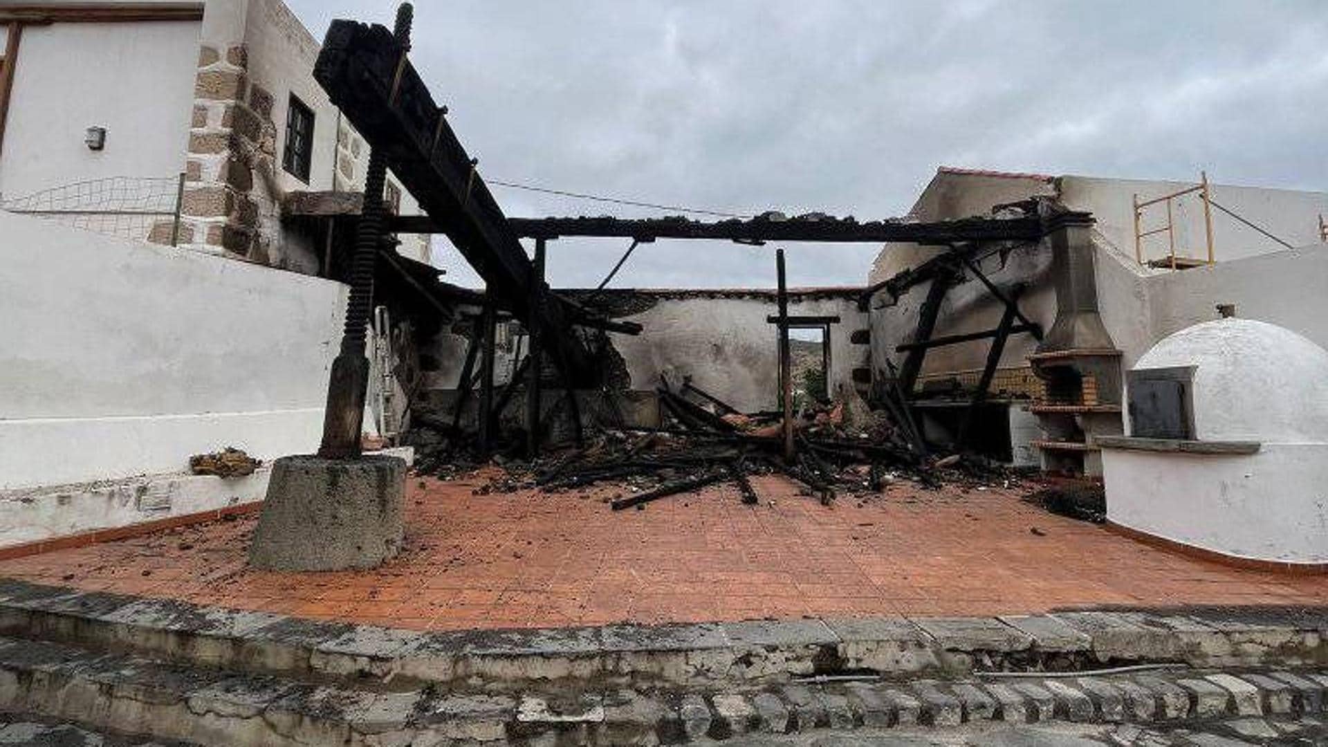 Un incendio calcina un lagar de 200 años cerca de Bandama sin dejar heridos
