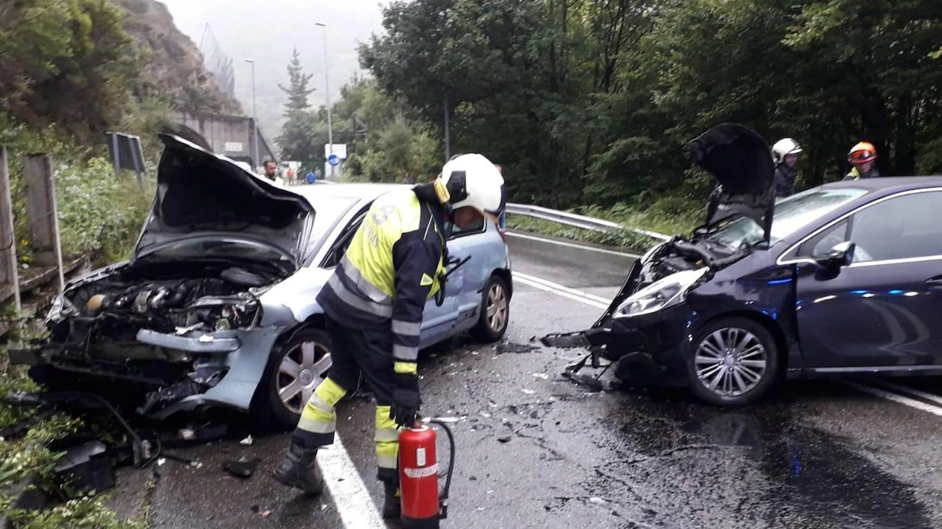 Tres personas resultan heridas tras una colisión frontal entre dos coches en la AS-117, en Sobrescobio