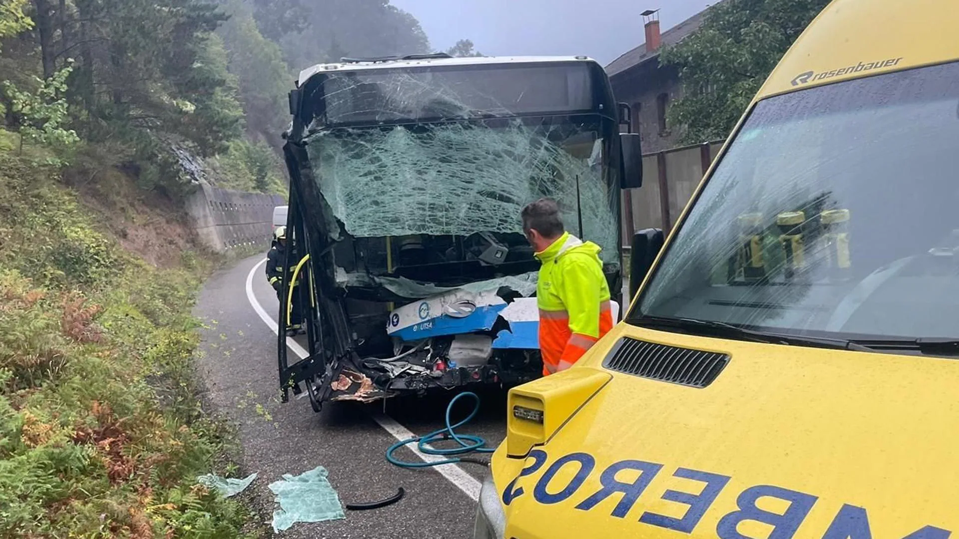 Accidente de tráfico en Mieres deja dos heridos y moviliza a bomberos del SEPA
