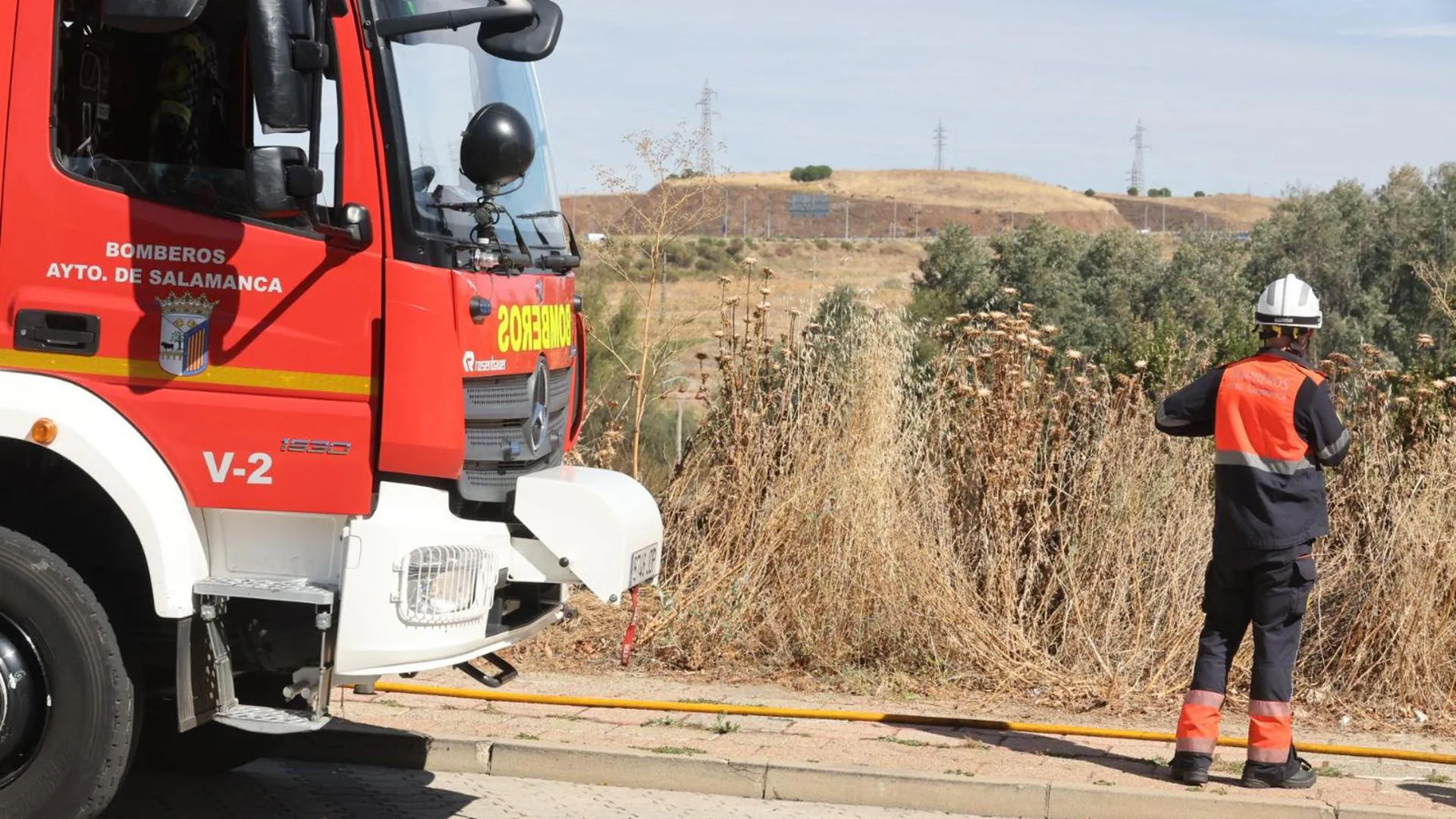 Dos dotaciones de bomberos sofocan un incendio en la zona de Tejares