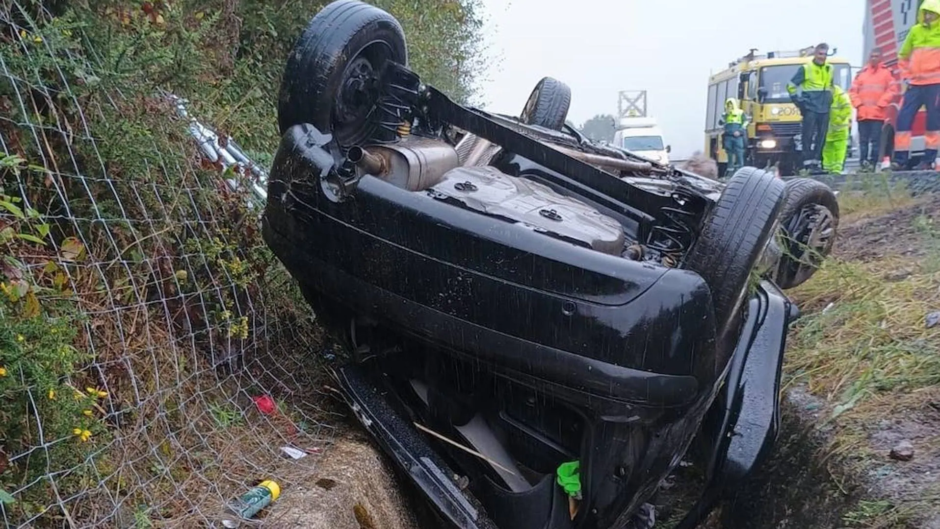 Un conductor, herido tras volcar con su vehículo en la AP-66, a la altura de Lena