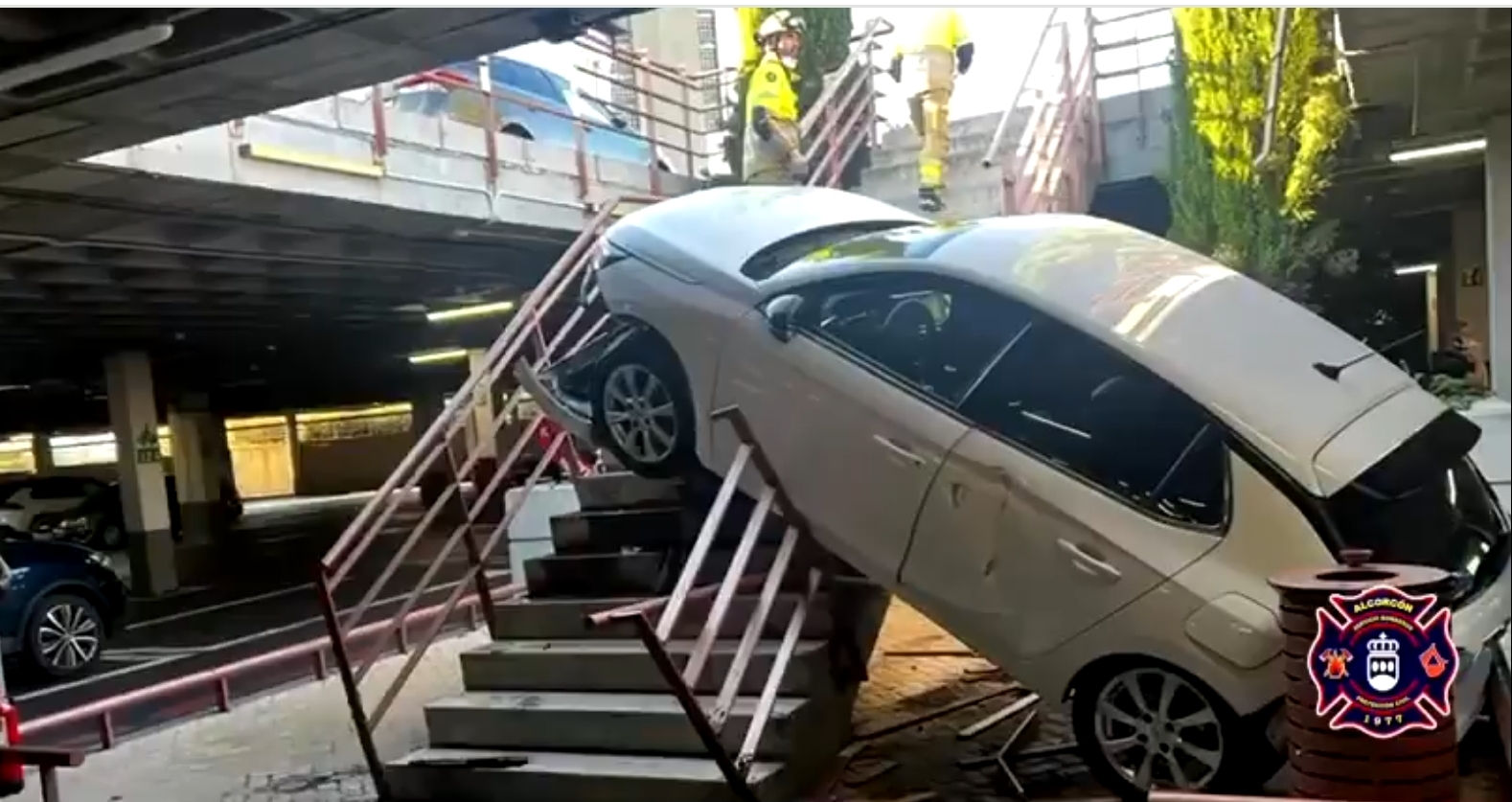 Curioso accidente sin heridos en Alcorcón: un coche cae por unas escaleras en un centro comercial