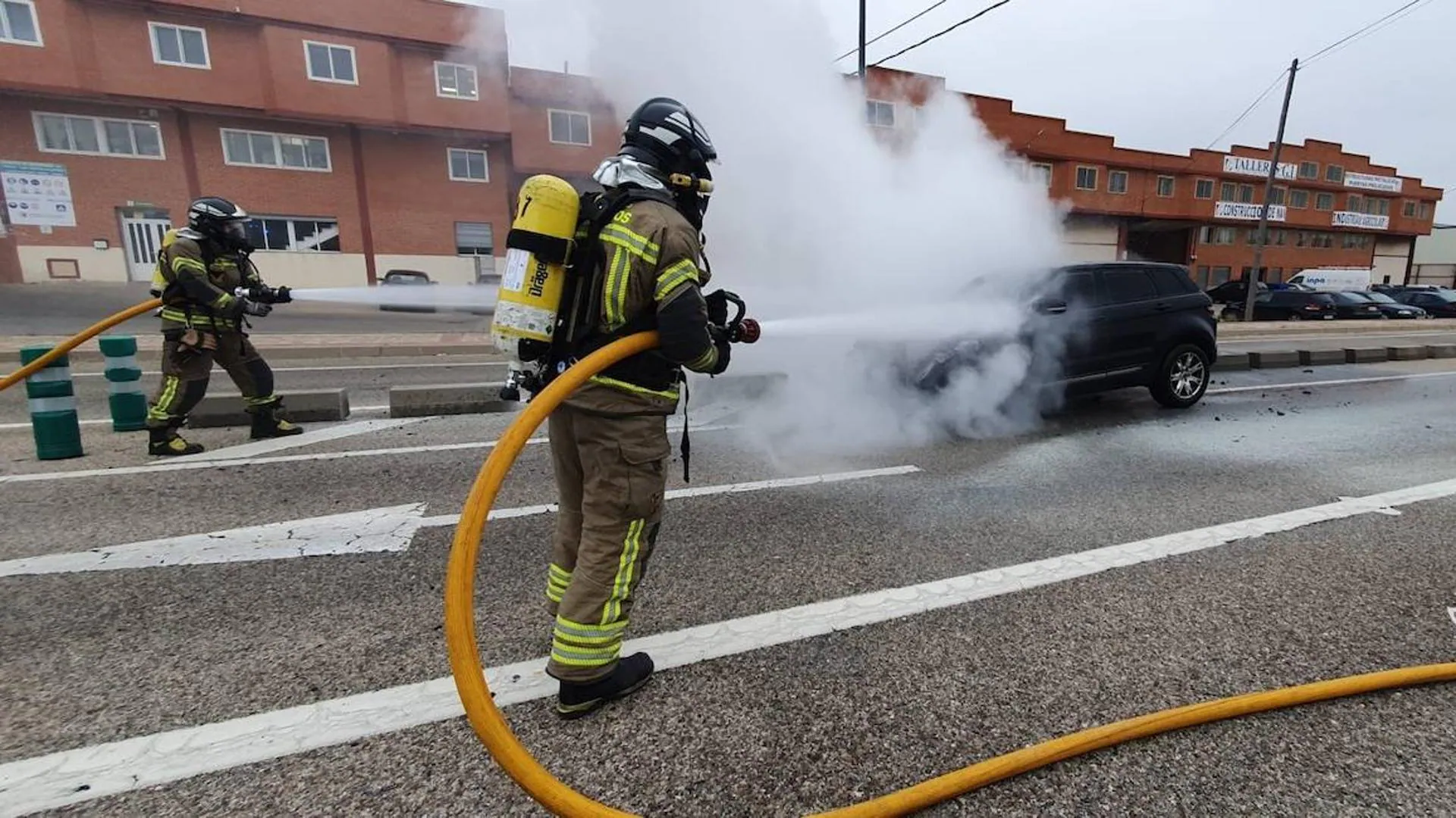 Susto en el polígono de Villalbilla al incendiarse un turismo en la carretera