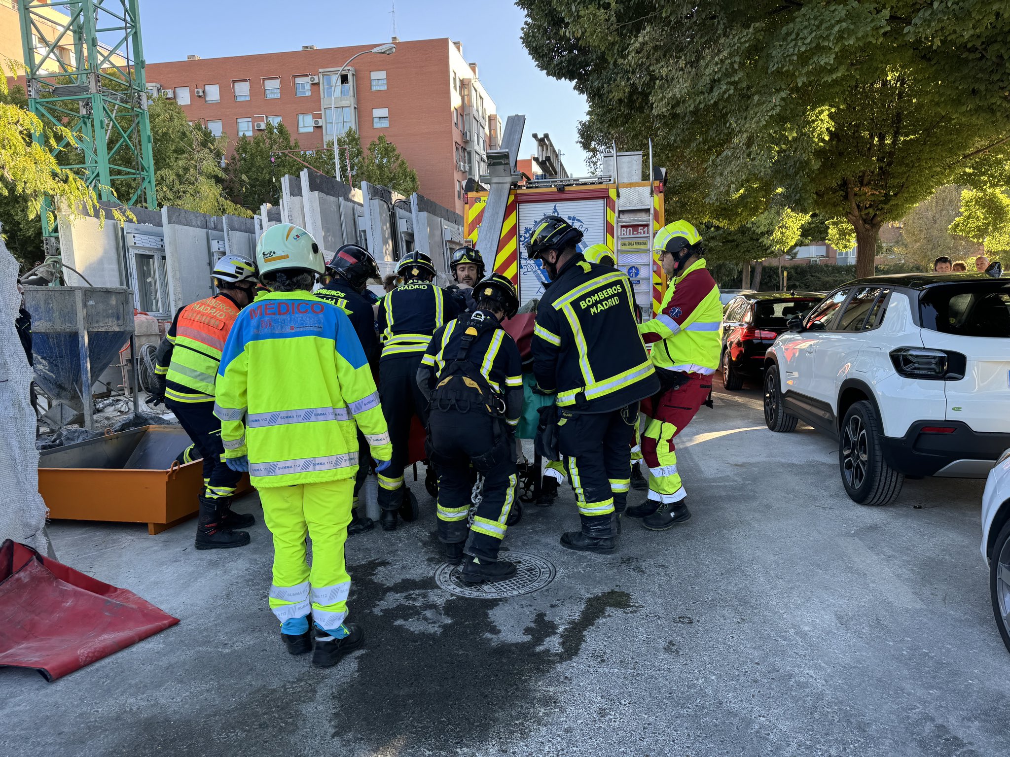 Hombre herido grave por golpe en la cabeza con pluma de una grúa ...