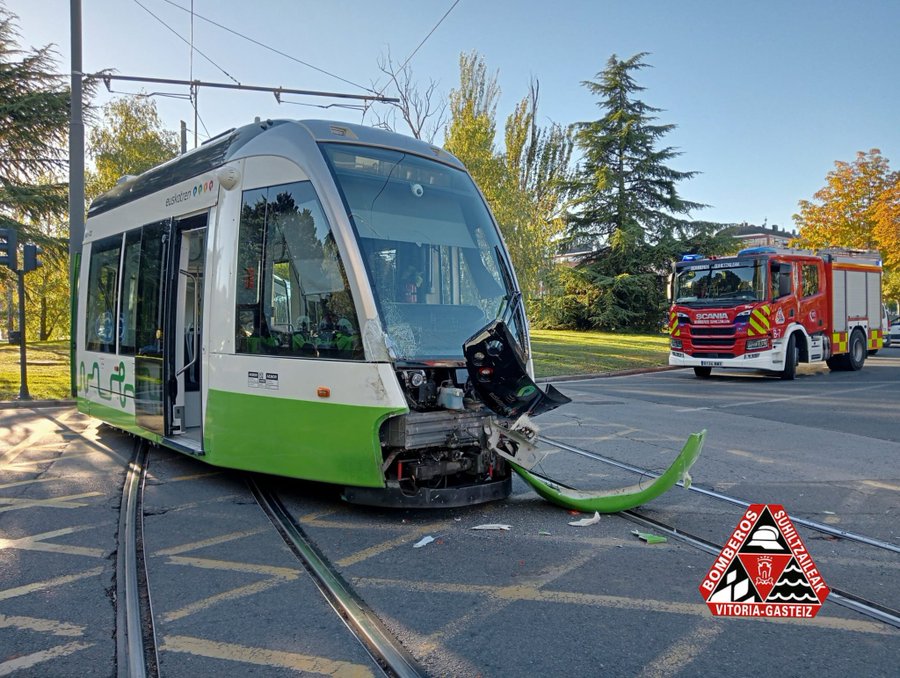 Chocan el tranvía y el BEI