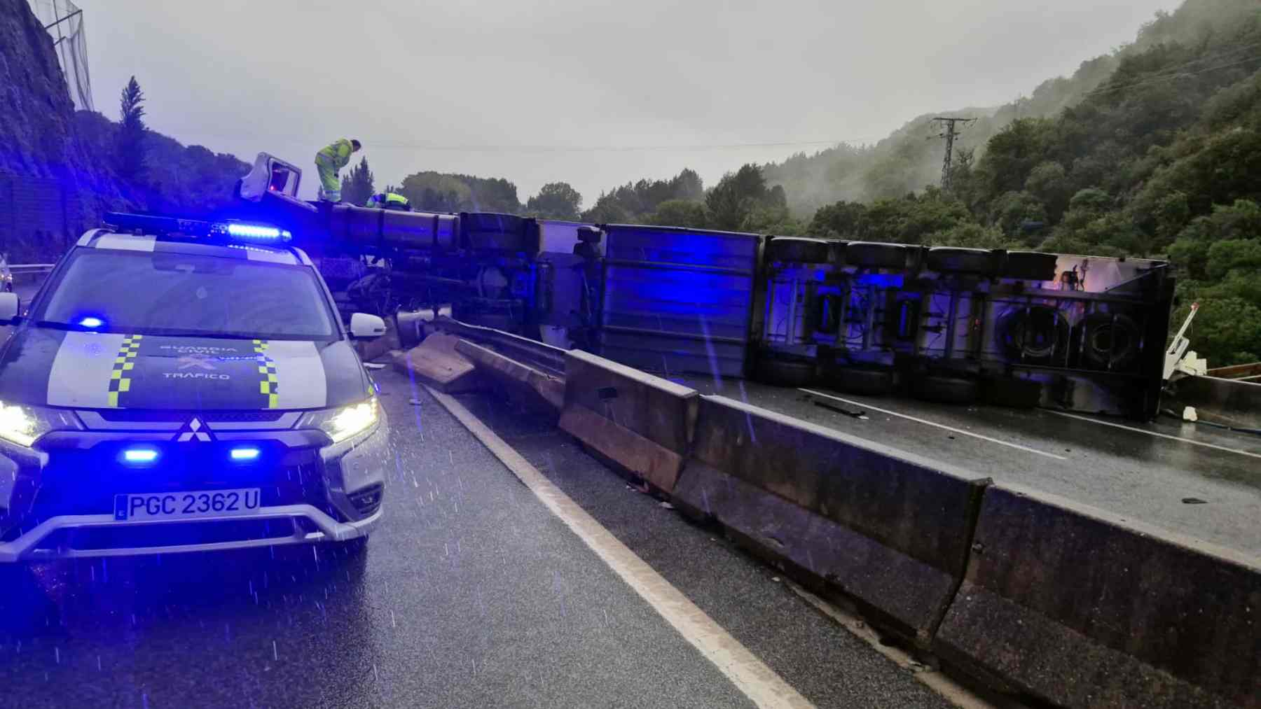 Un camión volcado por la lluvia obliga a cortar una de las autovías más transitadas de Navarra
