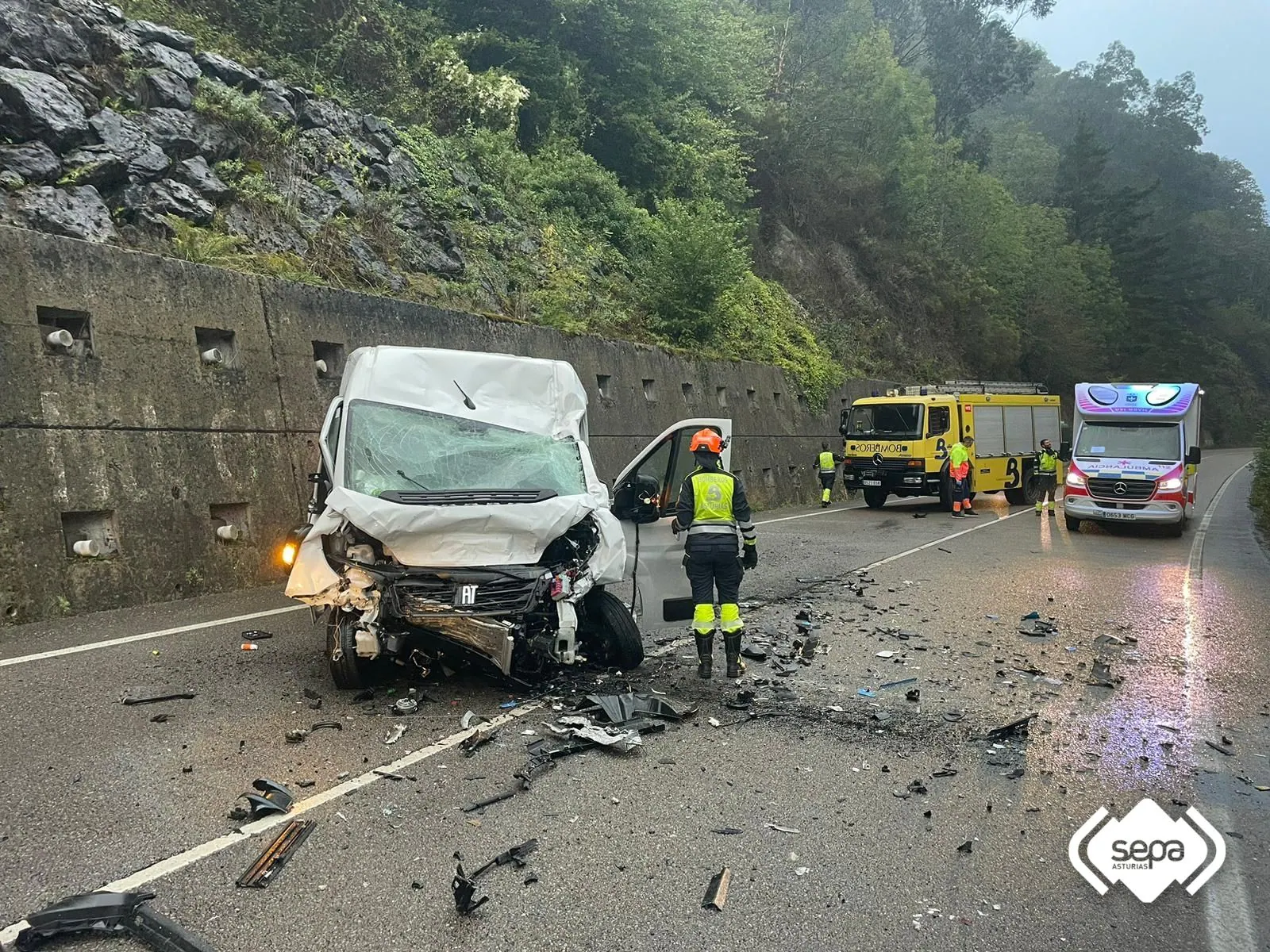 Los bomberos tuvieron que ayudar a salir al conductor de la furgoneta.
