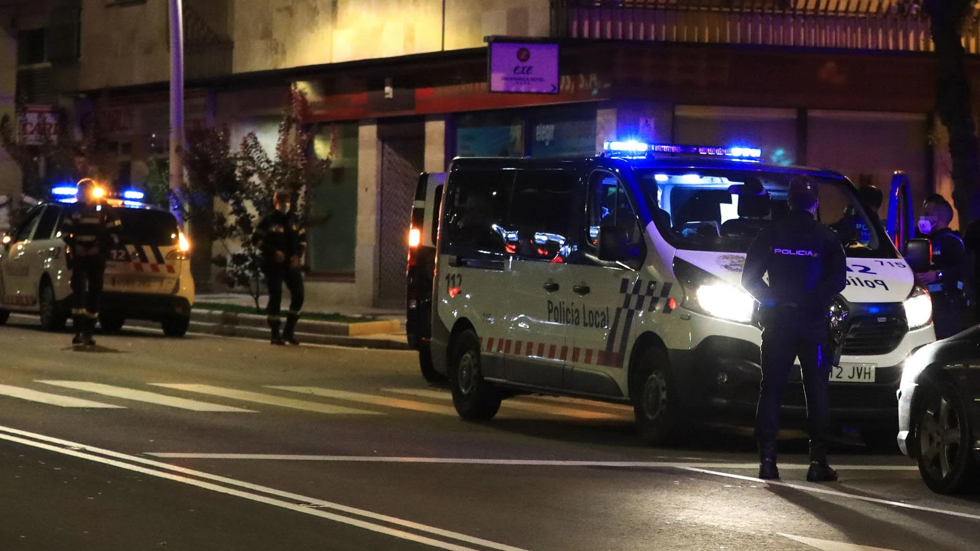 Un camión y un coche chocan de madrugada y dañan a otro estacionado en Salamanca