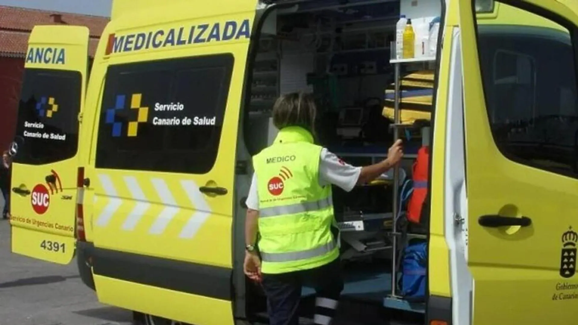 El choque entre una guagua y un camión obliga a cerrar la GC-2 en ambos sentidos