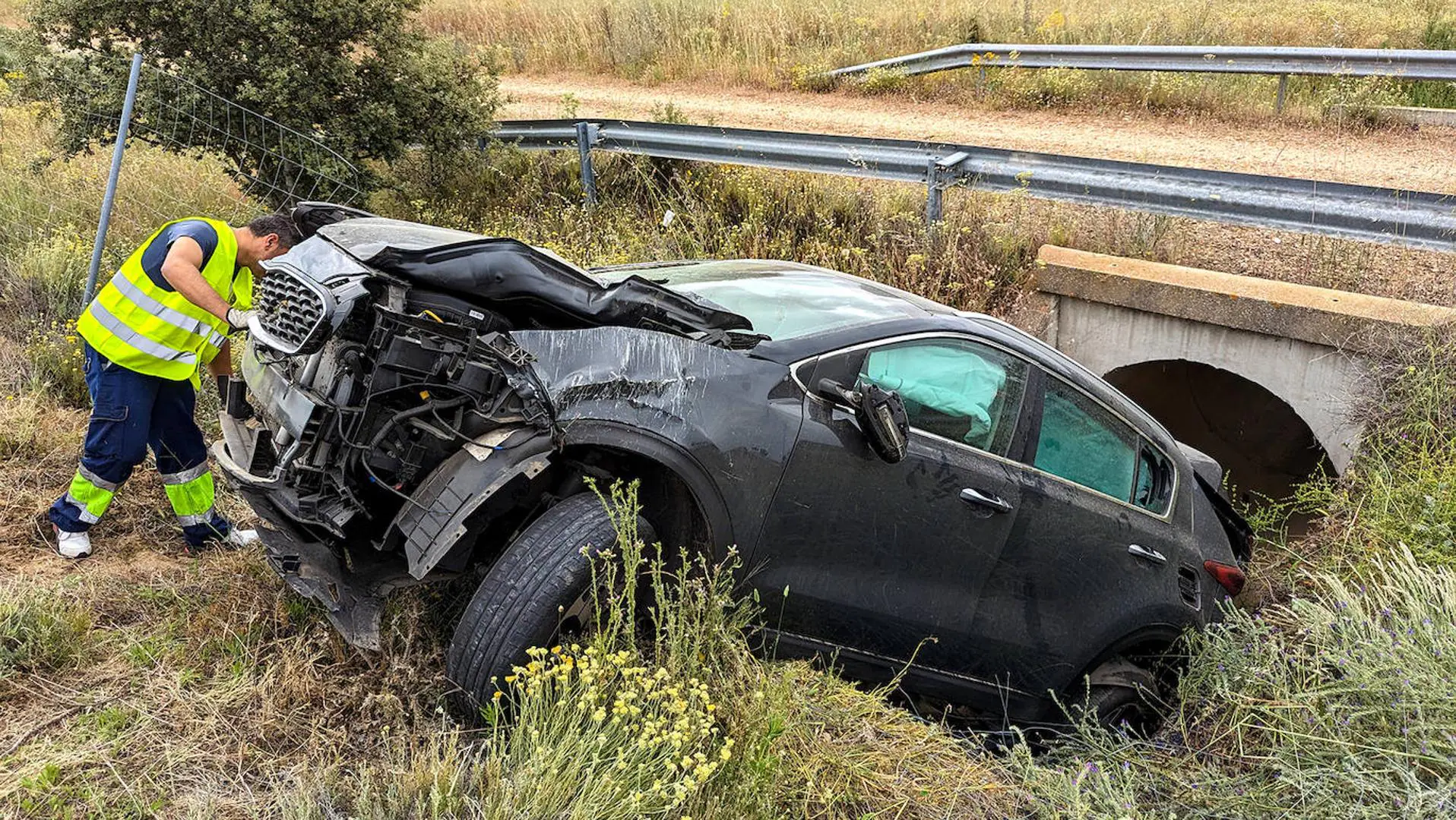 Atrapados y heridos tras volcar con su coche en la A-66 en Guijuelo