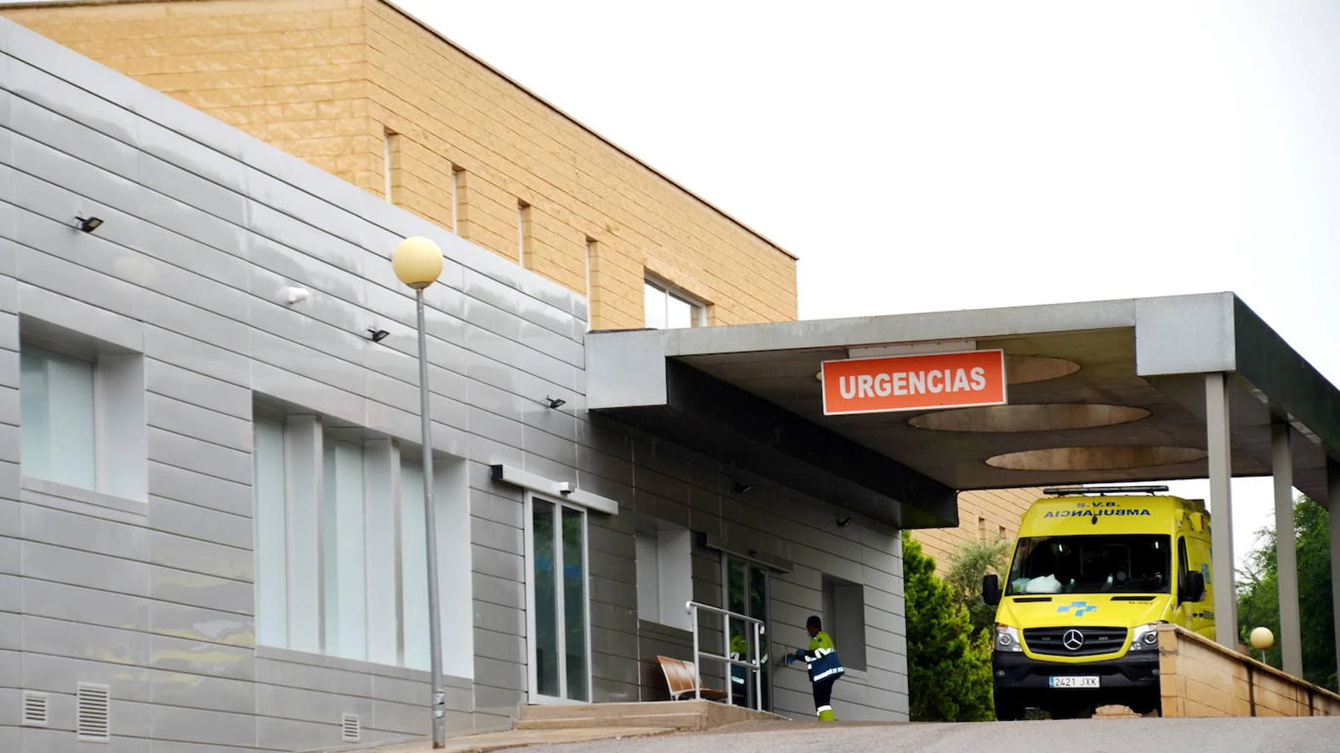 Un hombre de 49 años y una mujer de 43, heridos en un accidente por colisión de sus turismos