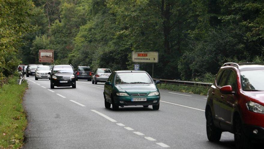 Accidente entre una motocicleta y un coche en la GI-636 en Oiartzun