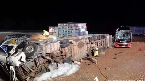Tres heridos en un accidente en la rotonda de Quicena en el que se han visto involucrados un camión y un autobús