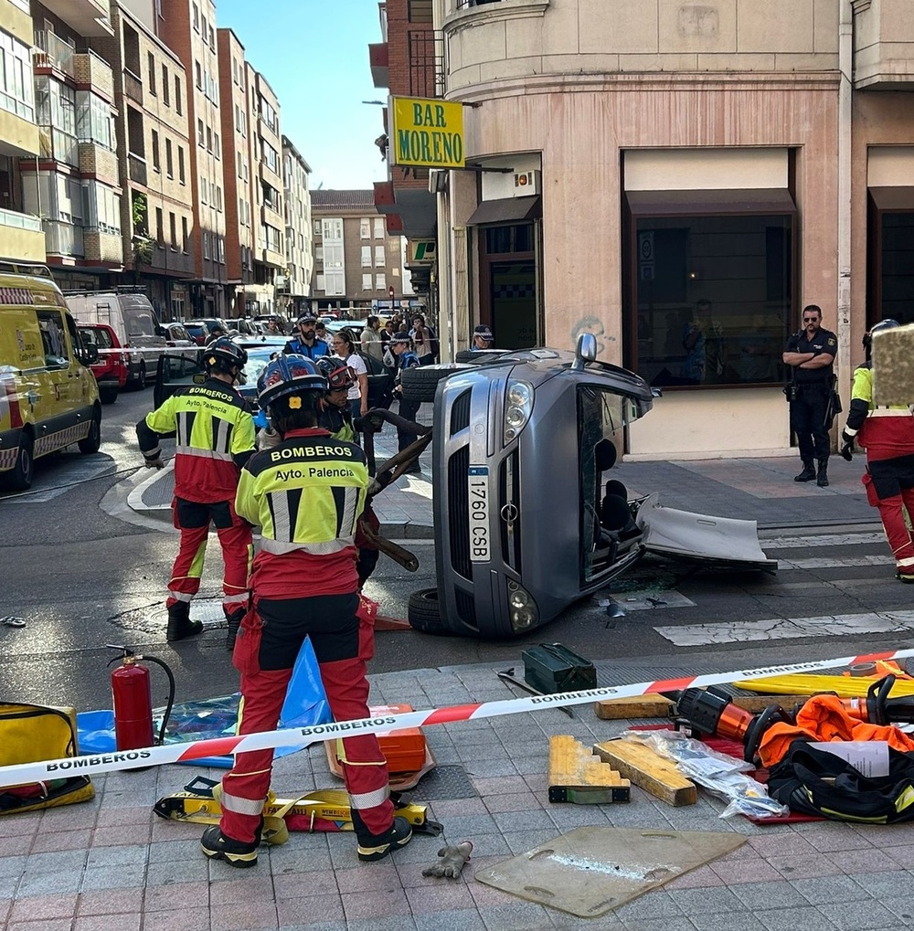 Aparatoso accidente en la calle La Puebla: dos vehículos colisionan sin heridos graves