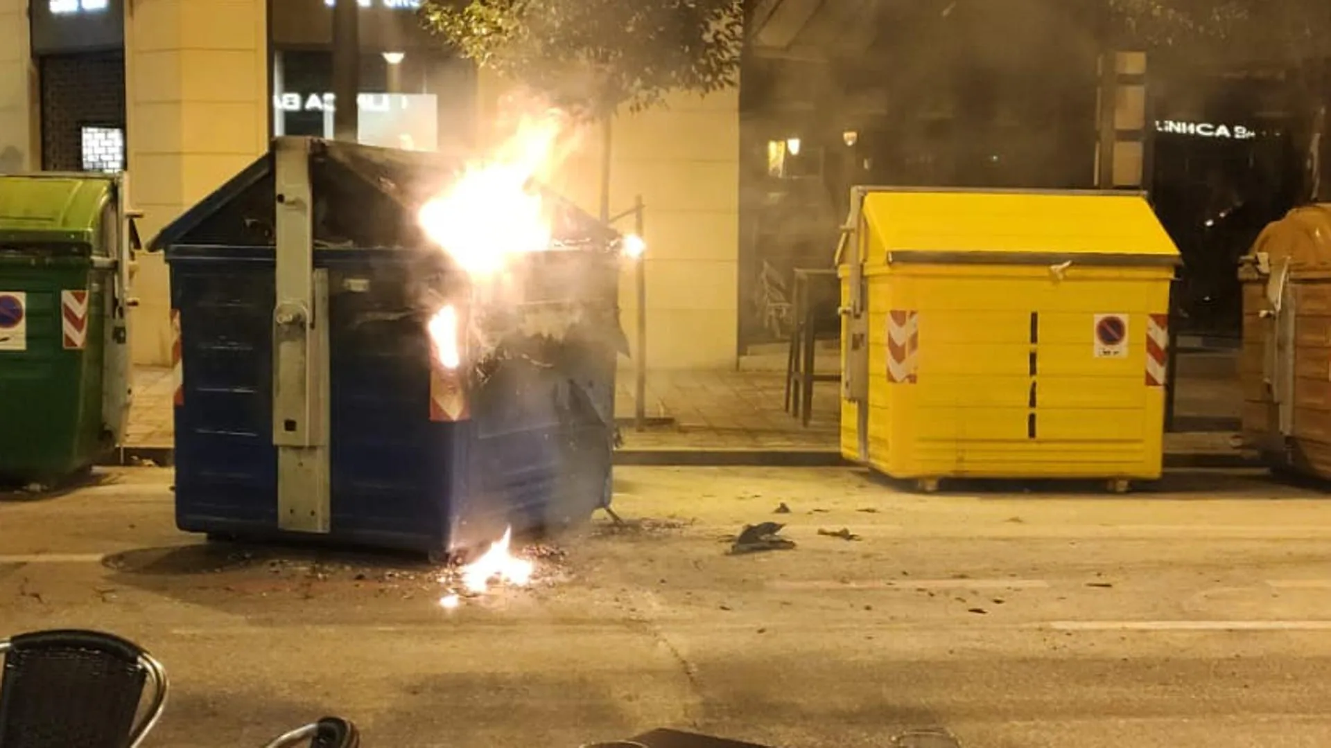 Arden dos contenedores en el centro de Logroño