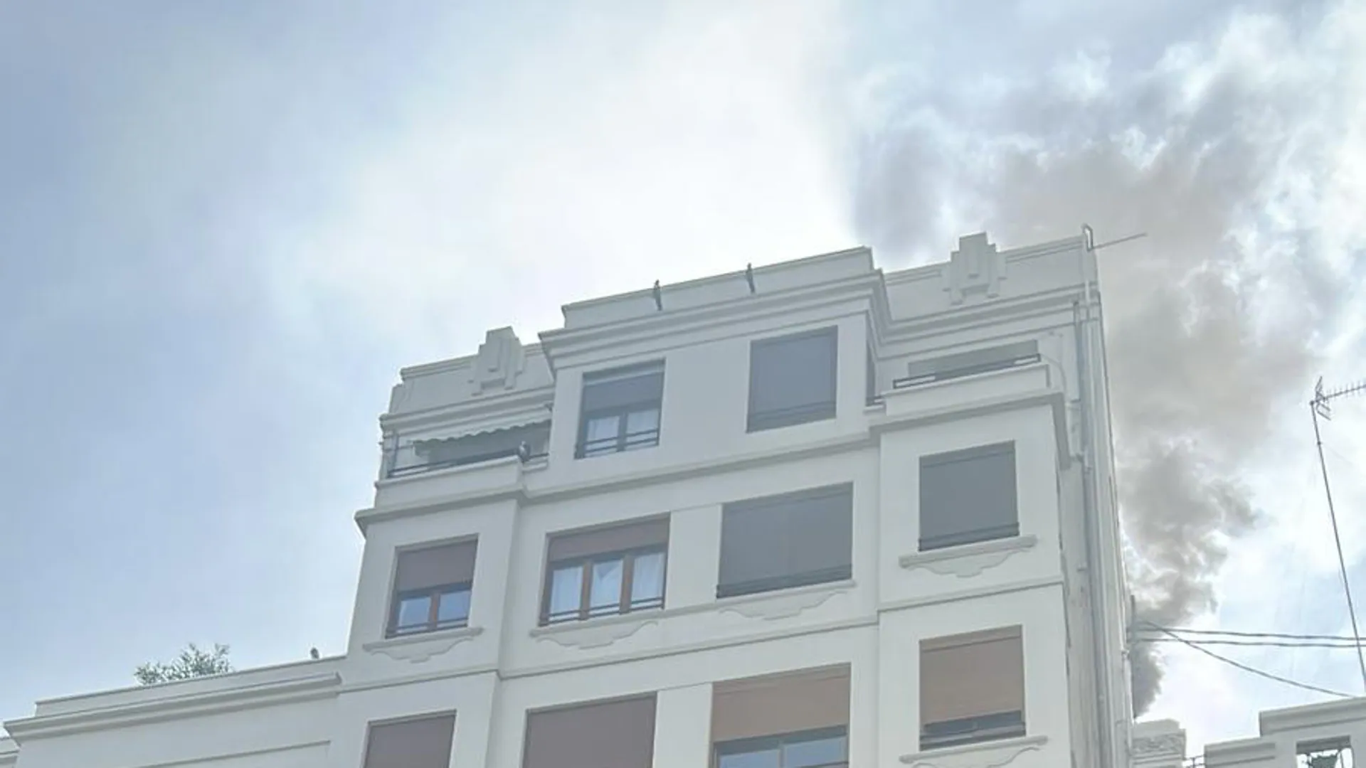 Bomberos acuden con urgencia a sofocar un incendio en un restaurante tailandés en Valencia