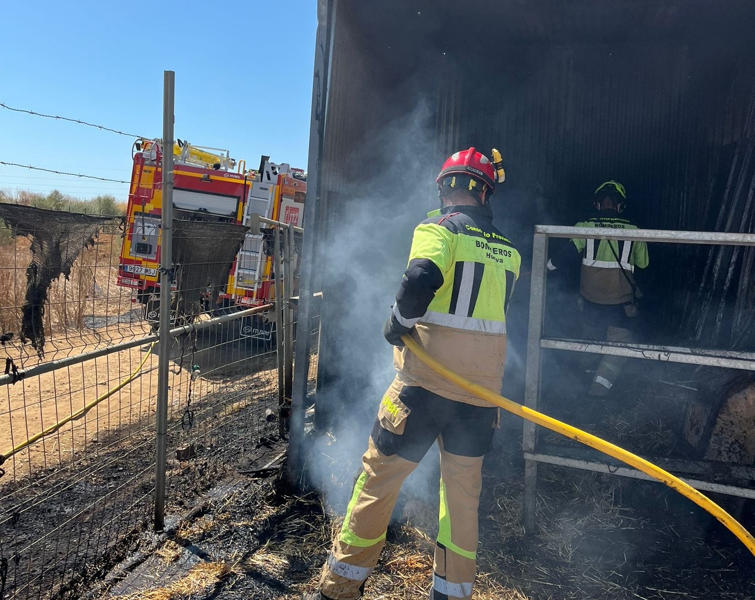 Salen ardiendo unas cuadras con un caballo y alpacas en su interior en Manzanilla