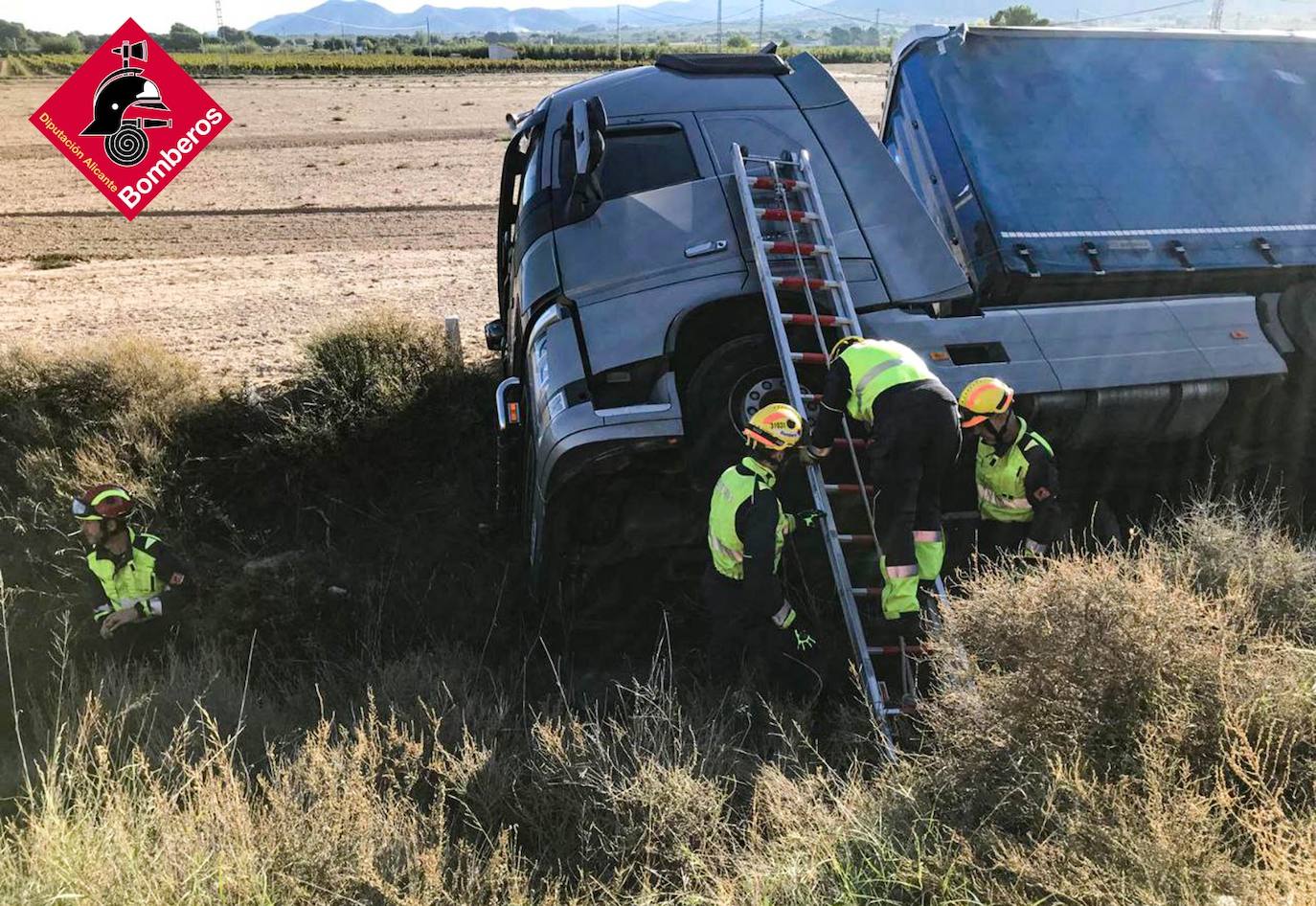 Rescatan a un camionero atrapado tras volcar en una vía de servicio de la A-31 en Villena