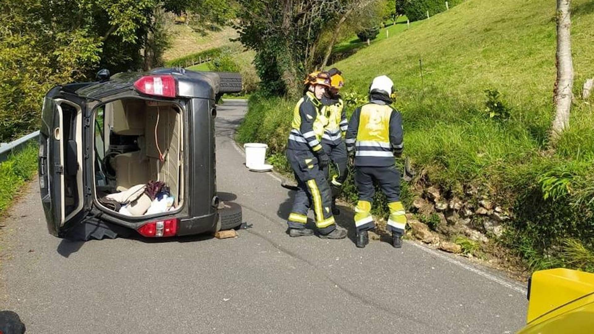 Herido tras volcar el coche que conducía en la carretera PI-7, en Piloña