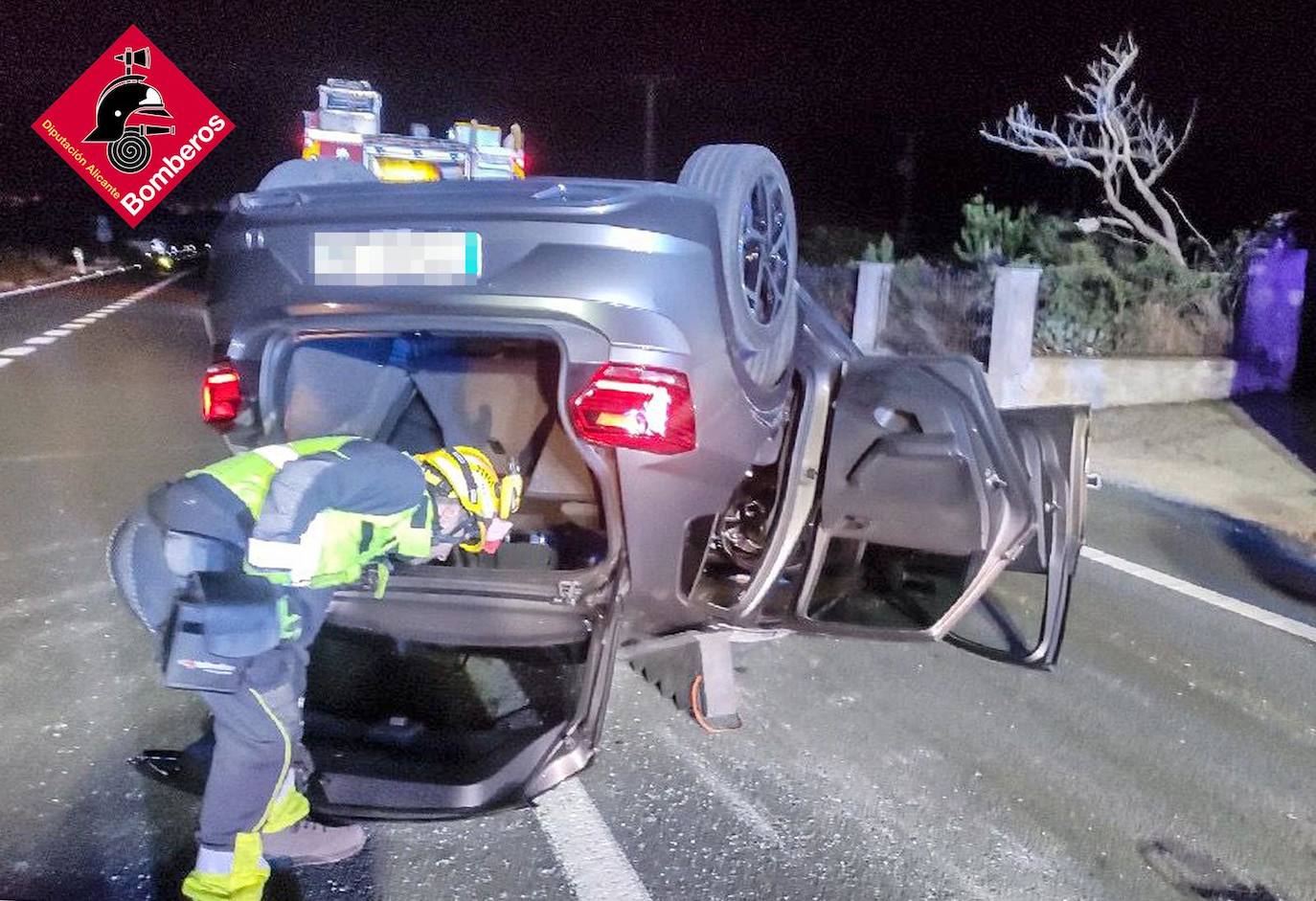 Bomberos rescatan a conductora atrapada en su coche tras accidente en Benissa