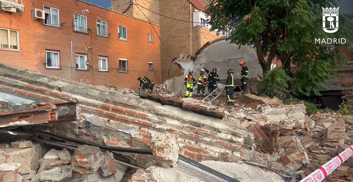 Herido grave un hombre al quedar atrapado en el derrumbe de una nave en Carabanchel