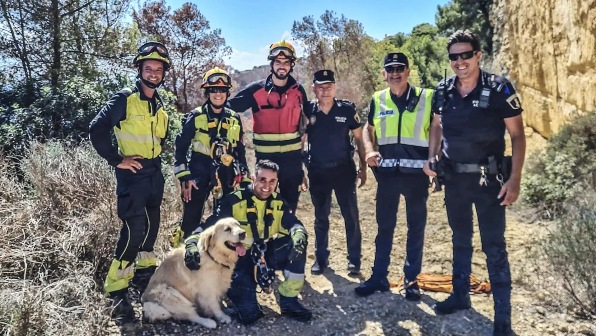 Bomberos rescatan a perro atrapado en acantilado y a senderistas en Alicante