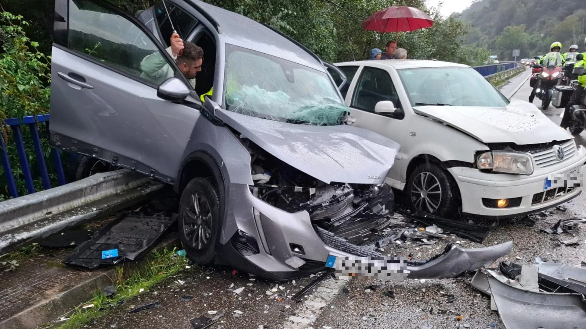 Cinco heridos en un nuevo choque frontal entre dos turismos en el corredor del Nalón