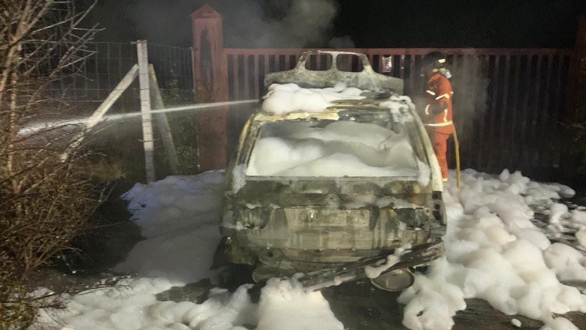 Coche arde en la noche en la carretera A-472 de La Palma del Condado mientras bomberos intervienen